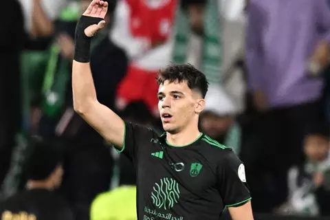 من جدة إلى أوروبا.. ريال مدريد ومانشستر سيتي يتنافسان على ضم نجم الأهلي السعودي